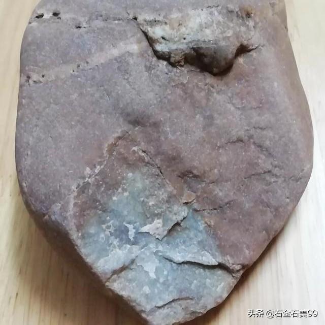 今天捡的一块石头，请懂行的前辈帮忙看看，这个可以开料吗？