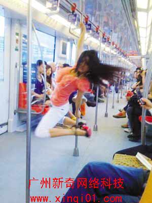 南京地铁2号线开通1星期 上演两次钢管舞秀(图)(转载)
