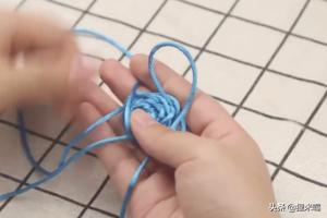 如何用绳子编一个精致的小挂饰？