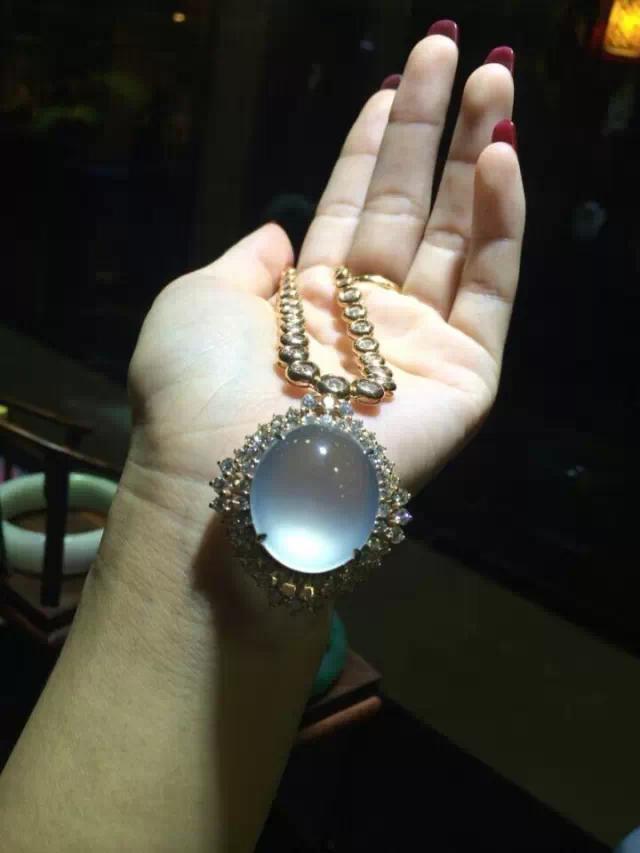 刘晓庆收藏了这么多翡翠南红宝玉石，现在能卖多少钱？