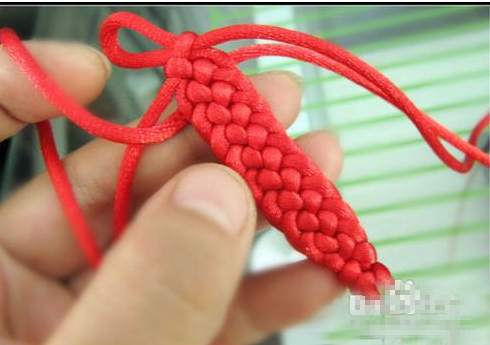 想问下这个红绳项链编法的名字是什么？或者图解，视频都可以～